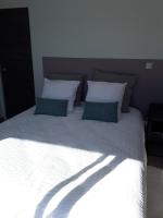 Zimmer mit Kingsize-Bett und Poolblick