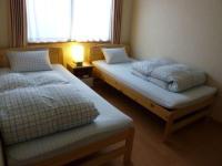 Tweepersoonskamer met 2 Aparte Bedden en Gedeelde Badkamer