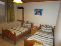 Zweibettzimmer mit Dusche