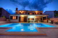 Villa Komel with Pool - B&B