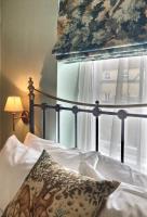 Small Double Room with Bath- Pets not allowed 