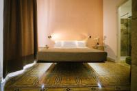 Zimmer mit Queensize-Bett und Balkon