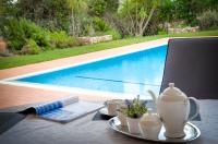 Villa Montanha, 4 Bedroom Villa, with swimming pool, loungers and alfresco dining, 20 min walk to the beautiful Praia da Luz Beach, Shops, Bars and Restaurants! - B&B Senhora da Luz