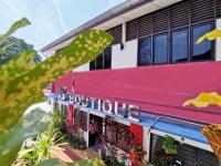 8 Boutique By The Sea - B&B