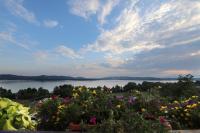 Zimmer mit Kingsize-Bett und Seeblick