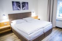 King Room with Roll-In Shower - Disability Access