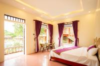 Zimmer mit Kingsize-Bett und Bergblick