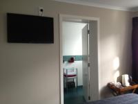 Habitación con cama grande y baño privado