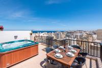 B&B San Pawl il-Baħar - Seashells Sea View Penthouse with private Hot Tub & large sunny terrace with stunning views - by Getwaysmalta - Bed and Breakfast San Pawl il-Baħar