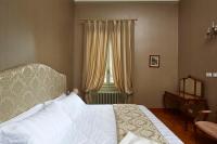Suite met Kingsize Bed en Uitzicht op Zwembad