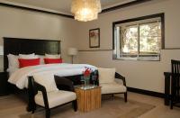 Zimmer mit Kingsize-Bett und Whirlpool
