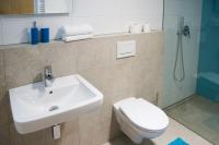 King Room with Roll-In Shower - Disability Access
