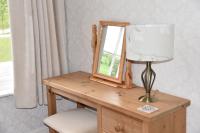 Habitación con cama extragrande.