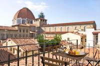 One of a kind Near The Duomo w/Balcony Palace Apt - Chambres d'hôtes Florence