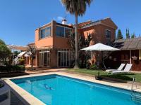 Chalet con piscina a 50 m de la playa . - B&B Marbella
