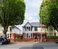 City Retreat, Spacious 4 Bed House, Games Room, Parking, Hot Tub & BBQ - Chambres d'hôtes Cardiff