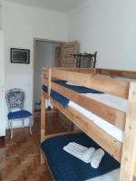Zweibettzimmer mit Etagenbett und Bergblick
