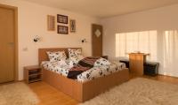Habitación con cama extragrande y balcón