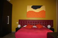 Habitación con cama extragrande y bañera de hidromasaje