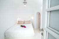 Lily - Junior Cave Suite with Hot Tub and Caldera View