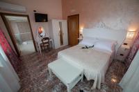 Zimmer mit Queensize-Bett und Gartenblick