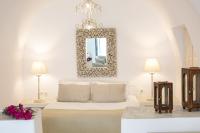 Dafne - Signature Cave Suite with Hot Tub and Caldera View