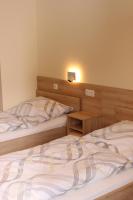 Tweepersoonskamer met 2 Aparte Bedden en Douche