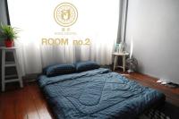 Chambre Lit Queen-Size avec Salle de Bains Commune