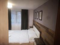 Zimmer mit Kingsize-Bett