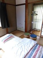 Habitación Triple Básica con baño compartido