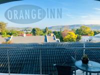 Zimmer mit Kingsize-Bett und Balkon