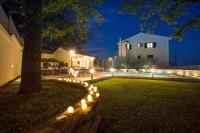 VILLA SKURA private heated pool 32m2, summer kitchen, 4 bedrooms, garden - Chambres d'hôtes Duće