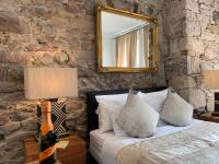 B&B Edinburgh - Royal Mile Suites by the Castle - Bed and Breakfast Edinburgh