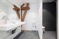 Habitación con cama extragrande y balcón