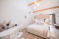 Habitación con cama extragrande y balcón