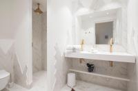 Habitación con cama extragrande y balcón