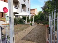 ValeValeHome - home gallery with fully equipped kitchen, reserved parking, big garden - B&B Olbia