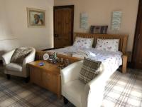 Habitación con cama extragrande y baño privado
