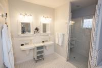 Habitación con cama extragrande y ducha a ras de suelo - Adaptada para personas con movilidad reducida