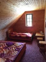 Deze driepersoonskamer heeft een gedeelde badkamer.