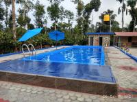 Giri Darshini Homestay - Simple Rooms with Pool & Private Falls - B&B Chikkamagaluru