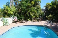 An Island Getaway at Palm Tree Villas - Bed and Breakfast