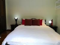 Habitación con cama grande y balcón