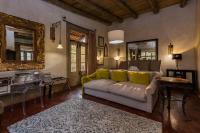 Habitación con cama extragrande y bañera de hidromasaje