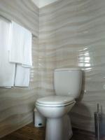 Tweepersoonskamer met 2 Aparte Bedden en Eigen Badkamer