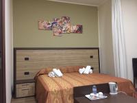 Habitación con cama extragrande y balcón