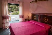Zimmer mit Kingsize-Bett und Gartenblick.