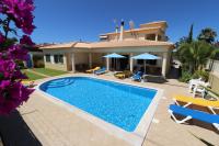 B&B Albufeira - VILLA EBER - independent 1 & 2 bedroom apartments, pool, air con, fast Wi-Fi, near old town of Albufeira and beaches - Bed and Breakfast Albufeira