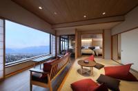 Zimmer mit Tatami-Bereich und Badewanne im Freien
