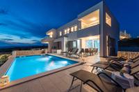 Villa Adria 4 luxury apartment with a pool - B&B